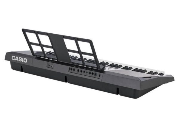 El Teclado Casio CTX5000 es un teclado versátil de 61 teclas sensibles, ideal para músicos que buscan un sonido potente y realista. Equipado con el avanzado motor de sonido AiX, ofrece más de 800 tonos de alta calidad y 235 ritmos integrados. Cuenta con potentes altavoces de 15W, efectos DSP, y una grabadora de 17 pistas para crear y almacenar composiciones. Su conectividad USB y MIDI permite una fácil integración con otros dispositivos, haciéndolo perfecto tanto para estudio como para actuaciones en vivo. Un instrumento dinámico, pensado para músicos exigentes.