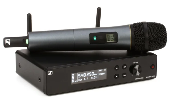 El Sennheiser XSW 2-835 es un micrófono inalámbrico de alta calidad con cápsula cardioide, sonido claro y alcance confiable, ideal para presentaciones en vivo y eventos.