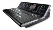 La MIDAS M32 Live es una consola digital de 40 canales con preamplificadores MIDAS, 25 buses de mezcla, pantalla táctil, 8 motores de efectos y grabación multipista en vivo a través de USB. Ideal para estudio y conciertos.