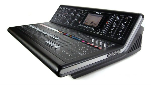 La MIDAS M32 Live es una consola digital de 40 canales con preamplificadores MIDAS, 25 buses de mezcla, pantalla táctil, 8 motores de efectos y grabación multipista en vivo a través de USB. Ideal para estudio y conciertos.