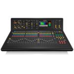 La MIDAS M32 Live es una consola digital de 40 canales con preamplificadores MIDAS, 25 buses de mezcla, pantalla táctil, 8 motores de efectos y grabación multipista en vivo a través de USB. Ideal para estudio y conciertos.