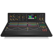 La MIDAS M32 Live es una consola digital de 40 canales con preamplificadores MIDAS, 25 buses de mezcla, pantalla táctil, 8 motores de efectos y grabación multipista en vivo a través de USB. Ideal para estudio y conciertos.