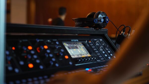 La MIDAS M32 Live es una consola digital de 40 canales con preamplificadores MIDAS, 25 buses de mezcla, pantalla táctil, 8 motores de efectos y grabación multipista en vivo a través de USB. Ideal para estudio y conciertos.