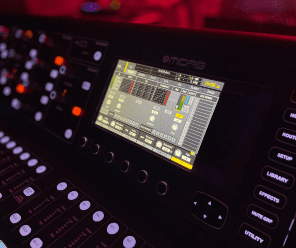La MIDAS M32 Live es una consola digital de 40 canales con preamplificadores MIDAS, 25 buses de mezcla, pantalla táctil, 8 motores de efectos y grabación multipista en vivo a través de USB. Ideal para estudio y conciertos.
