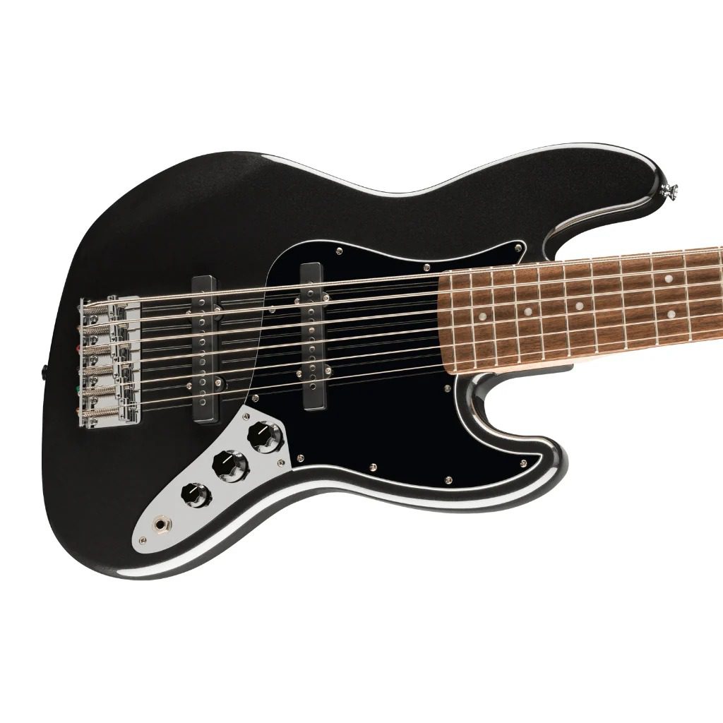 Potencia, versatilidad y diseño icónico. Este bajo de 6 cuerdas combina el clásico tono Fender con un sonido definido, ideal para cualquier género. Con pastillas Single-Coil, mástil cómodo y acabado elegante