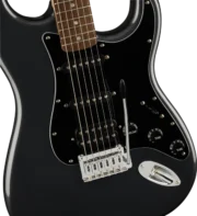 La Squier® Contemporary Stratocaster® Special HT trae características modernas y una estética atrevida a una plataforma icónica de Fender para satisfacer a los músicos más exigentes y atrevidos de hoy. En el corazón de esta guitarra hay un conjunto de pastillas de bobina simple squier SQR™ alnico colocados en una configuración "especial" con la pastilla del medio cerca de la pastilla del puente para una ad única de definiciones dinámicamente sensibles.
