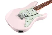 La Guitarra Electrica Rosada Ibanez AZES 40 es una guitarra eléctrica versátil y moderna, ideal para guitarristas de todos los niveles. Con cuerpo de álamo, mástil de arce y diapasón de jatoba, ofrece un tono equilibrado y cómodo. 