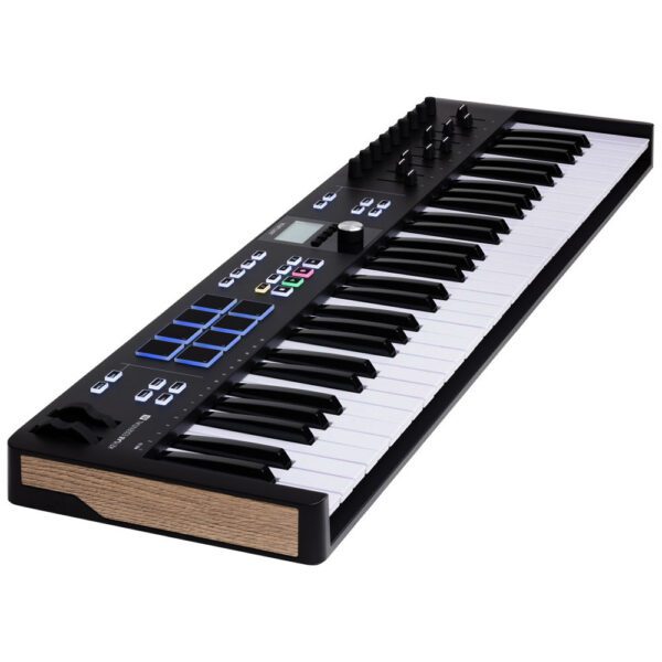 Controlador MIDI de 61 teclas con pads RGB, faders, perillas y control total de tu DAW. Incluye Analog Lab V, Ableton Live Lite y más.