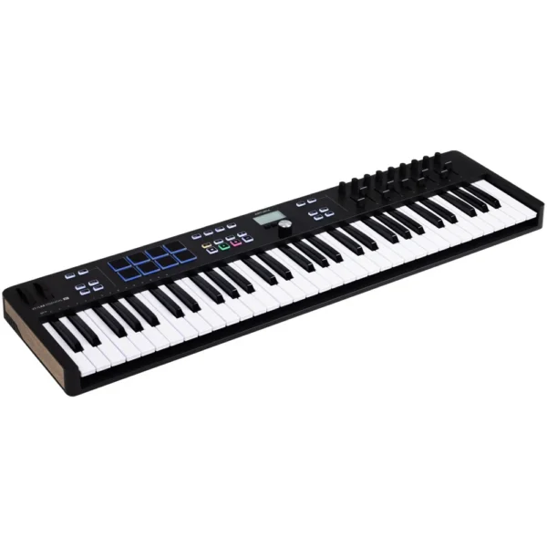 Controlador MIDI de 61 teclas con pads RGB, faders, perillas y control total de tu DAW. Incluye Analog Lab V, Ableton Live Lite y más.