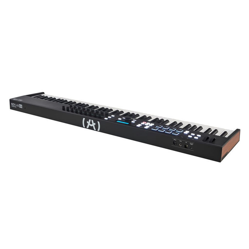 Controlador MIDI de 61 teclas con pads RGB, faders, perillas y control total de tu DAW. Incluye Analog Lab V, Ableton Live Lite y más.